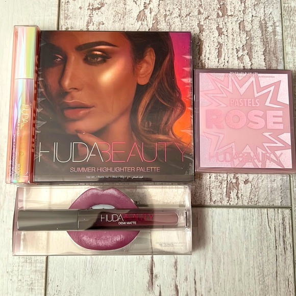 HUDA BEAUTY Makeup Huda Beauty Gift Set Valued At 8 Plus Free Item